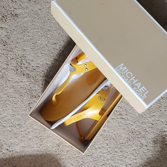 Michael Kors Beach Thong - Picture 5 of 5